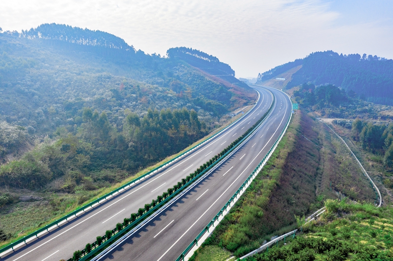 6.高速公路與群山相連，植被覆蓋率高，與原生態環境恢復有機結合.jpg
